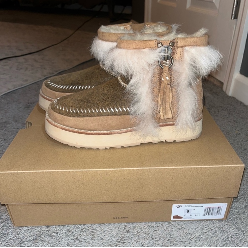 Uggs , worn twice great condition 
Too small for me